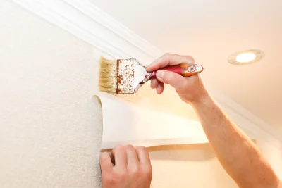 Pose de papier peint à Hirel — revêtements muraux et toiles de verre